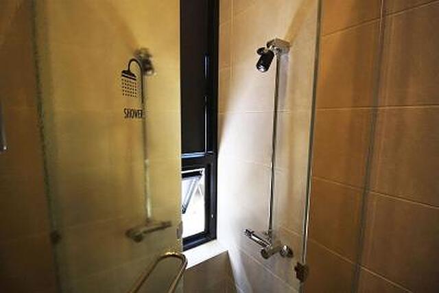 اسئوول ن هتل دنگدامون