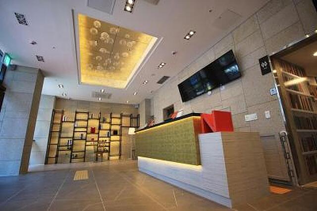 اسئوول ن هتل دنگدامون