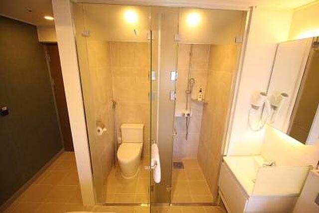 اسئوول ن هتل دنگدامون
