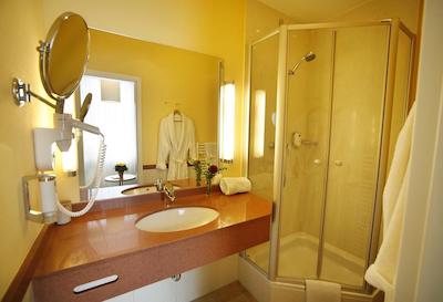 مد هتل جهانیسباد