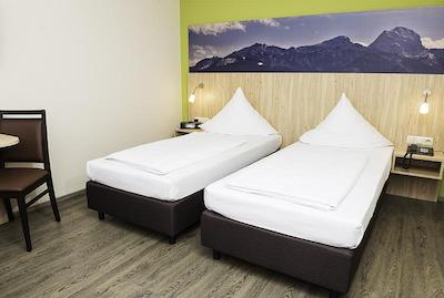 مد هتل جهانیسباد