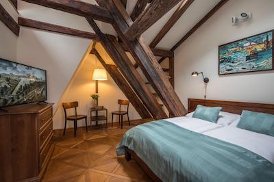 رسیدنس دری گولدن کرونز