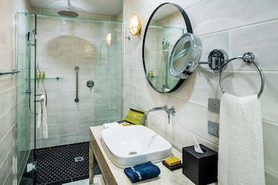 دوبلتری بای هیلتون ولینگتون