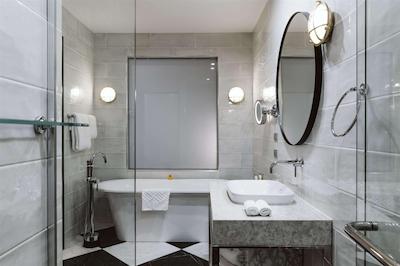 دوبلتری بای هیلتون ولینگتون