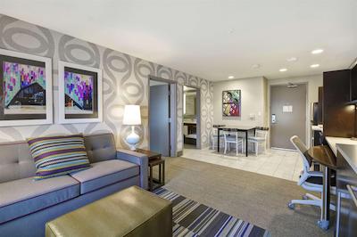 هم2 سویتز بای هیلتون کسی آیرپرت