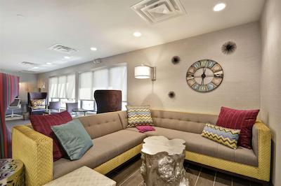 هم2 سویتز بای هیلتون کسی آیرپرت