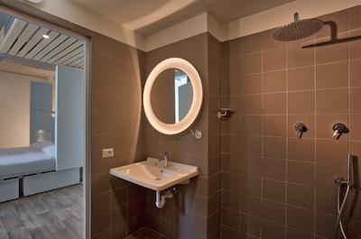 اندا ونیس هستل