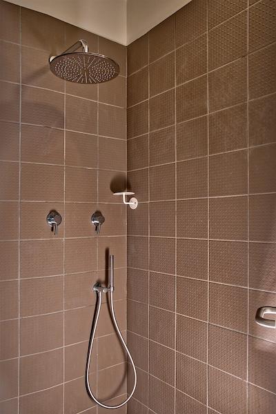 اندا ونیس هستل