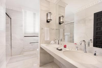 هتل آلفنسُ کسییی ا لوکسوری کالکشن هتل سویلا