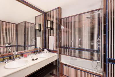 هتل آلفنسُ کسییی ا لوکسوری کالکشن هتل سویلا