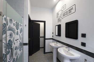 فر یو هستل سویلا