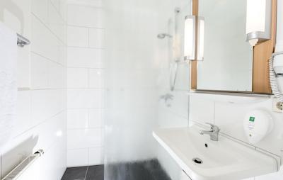 ایبیز ایسناچ هتل