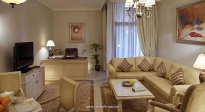 تو سیزن هتل اند آپارتمان