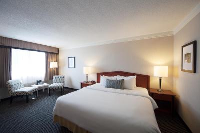 ترنتو دن والی هتل اند سویتز