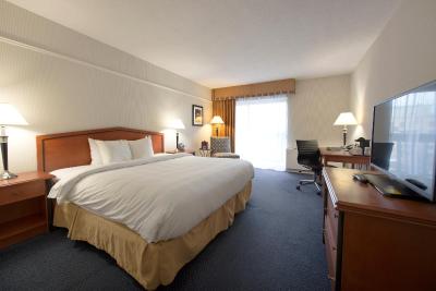 ترنتو دن والی هتل اند سویتز