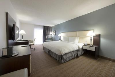 ترنتو دن والی هتل اند سویتز