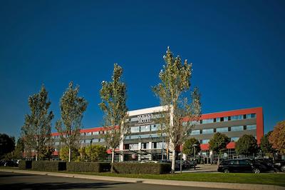 نوینا هتل هرزو-باس