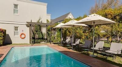 پرتیا هتل کاپ تون موبر