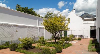 پرتیا هتل کاپ تون موبر