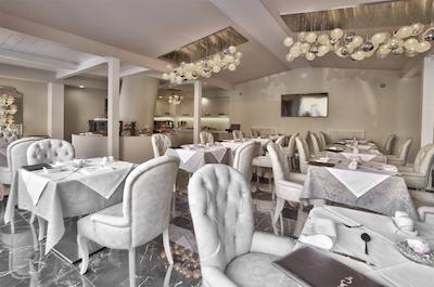 د مون بوتیک هتل