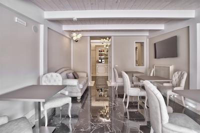 د مون بوتیک هتل