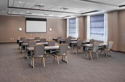 فور پوینتز بای شراتون ادمنتون وست