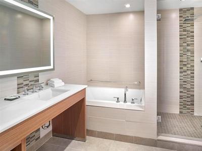 د وستین کالگاری آیرپرت