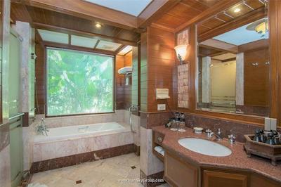 تاورن بیچ ویلیج ریزورت اند اسپا پاکت