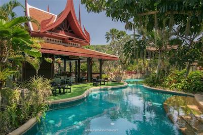 تاورن بیچ ویلیج ریزورت اند اسپا پاکت