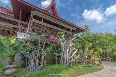 تاورن بیچ ویلیج ریزورت اند اسپا پاکت