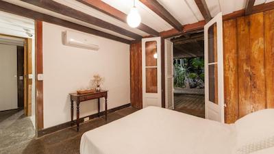 کلیفسید گوست هوس اند اکسپرینس