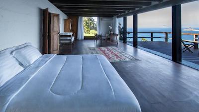 کلیفسید گوست هوس اند اکسپرینس