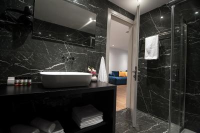 اتنیوم پالاس اند لاکچری سوئیتس