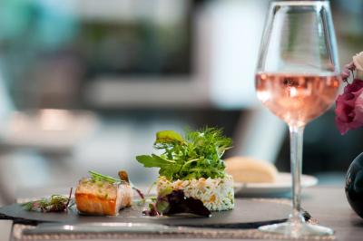 اتنیوم پالاس اند لاکچری سوئیتس