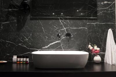 اتنیوم پالاس اند لاکچری سوئیتس