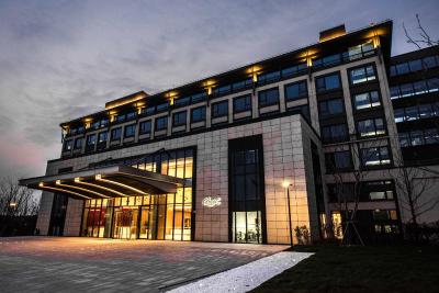 کیو-باکس هتل شانگهای سانجیاگانگ