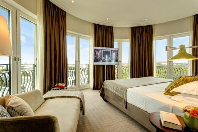 د چارلز هتل