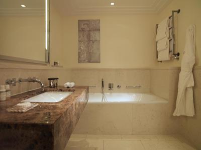 د چارلز هتل