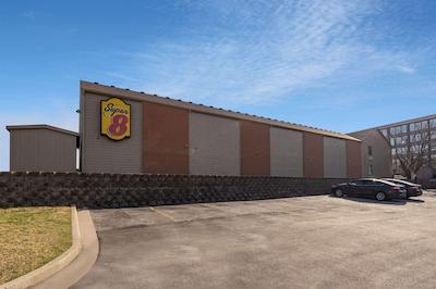 سوپر 8 کانساز سیتی آیرپرت