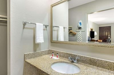 سوپر 8 کانساز سیتی آیرپرت