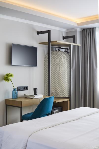 د ارتیست آتن