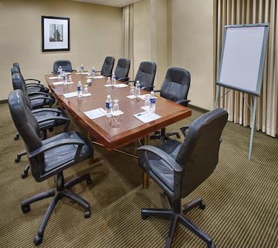 فور پوینتز بای شراتون ترنتو آیرپرت