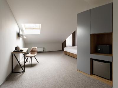 کوستوس هتل پتروسکی