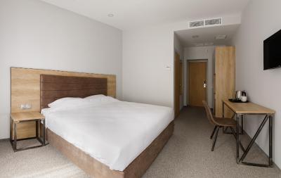 کوستوس هتل پتروسکی