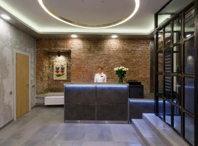 کوستوس هتل پتروسکی