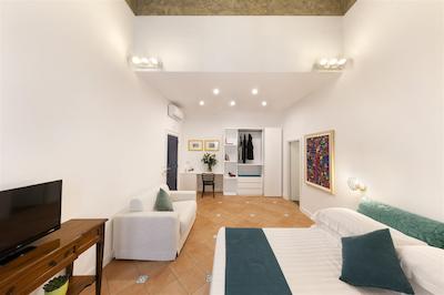 الئونراز سویتز ناپلز