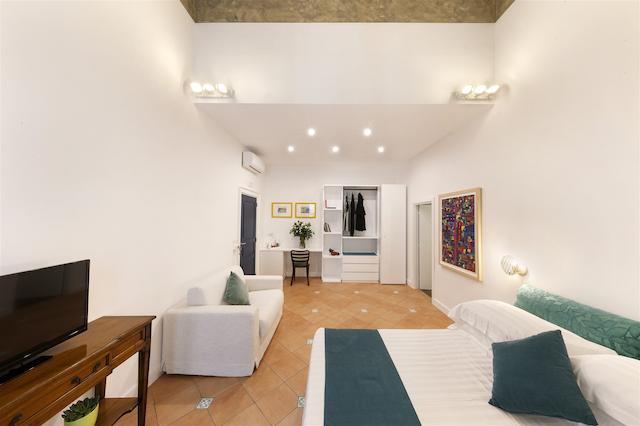 الئونراز سویتز ناپلز