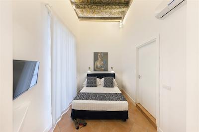 الئونراز سویتز ناپلز