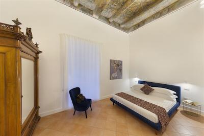 الئونراز سویتز ناپلز