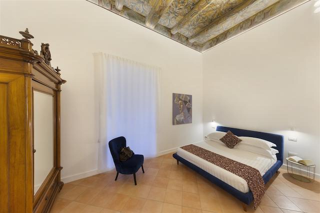 الئونراز سویتز ناپلز